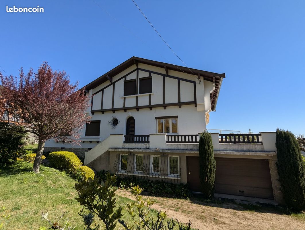 Maison 8 pièces 215 m² · à Bas-en-Basset · 215 m² · 279 000 €