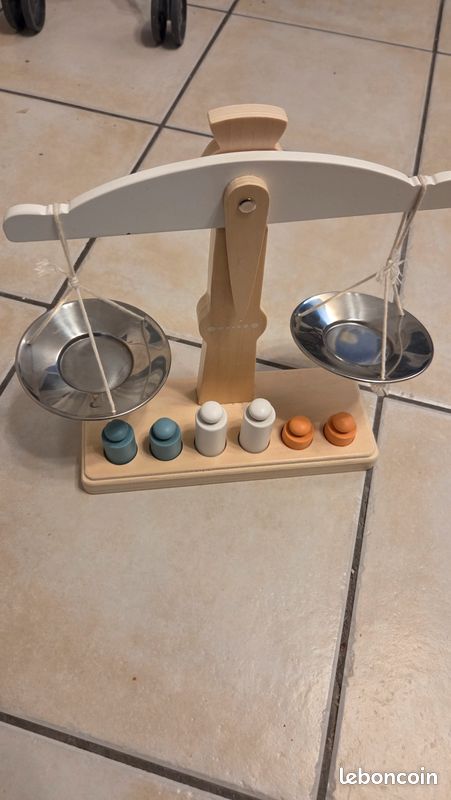 Balance en bois (image 1)