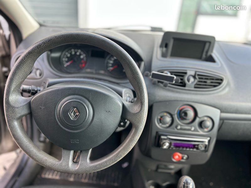 RENAULT CLIO 3 1.2 16v 75ch TOMTOM - JANTES - CLIMATISATION (image 5)