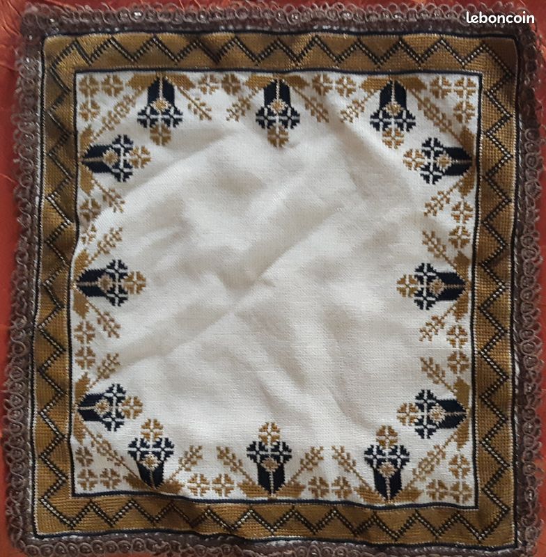 Napperon Brodé Rond En Polyester - Fond Beige, Motif Mimosa Diam Tre 30 Cm 401741