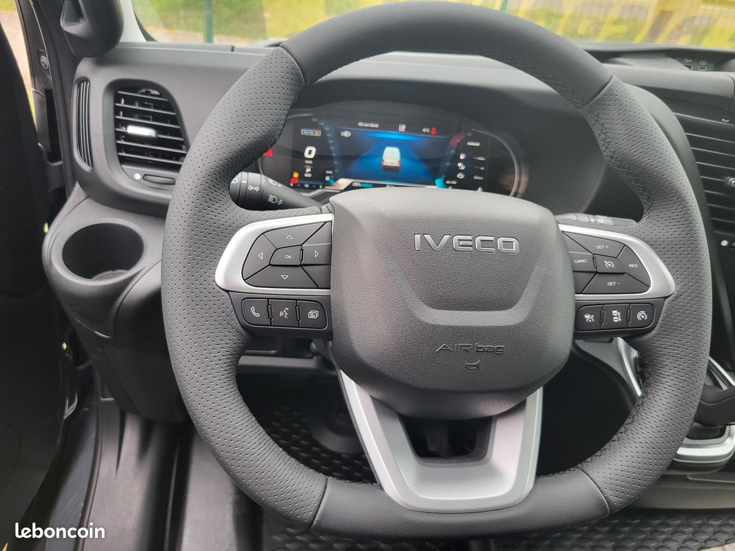 IVECO DAILY 35C21 HA8 V16 FOURGON PACK COMFORT PLUS + PACK STYLE + KEYLESS 03 PLACES comme NEUF avec ATTELAGE / MOTEUR 3 LITRES / CAMÉRA / SUSPENSION RENFORCÉE 07 LAMES ( Prix de Vente 52 990 HT ) (image 12)