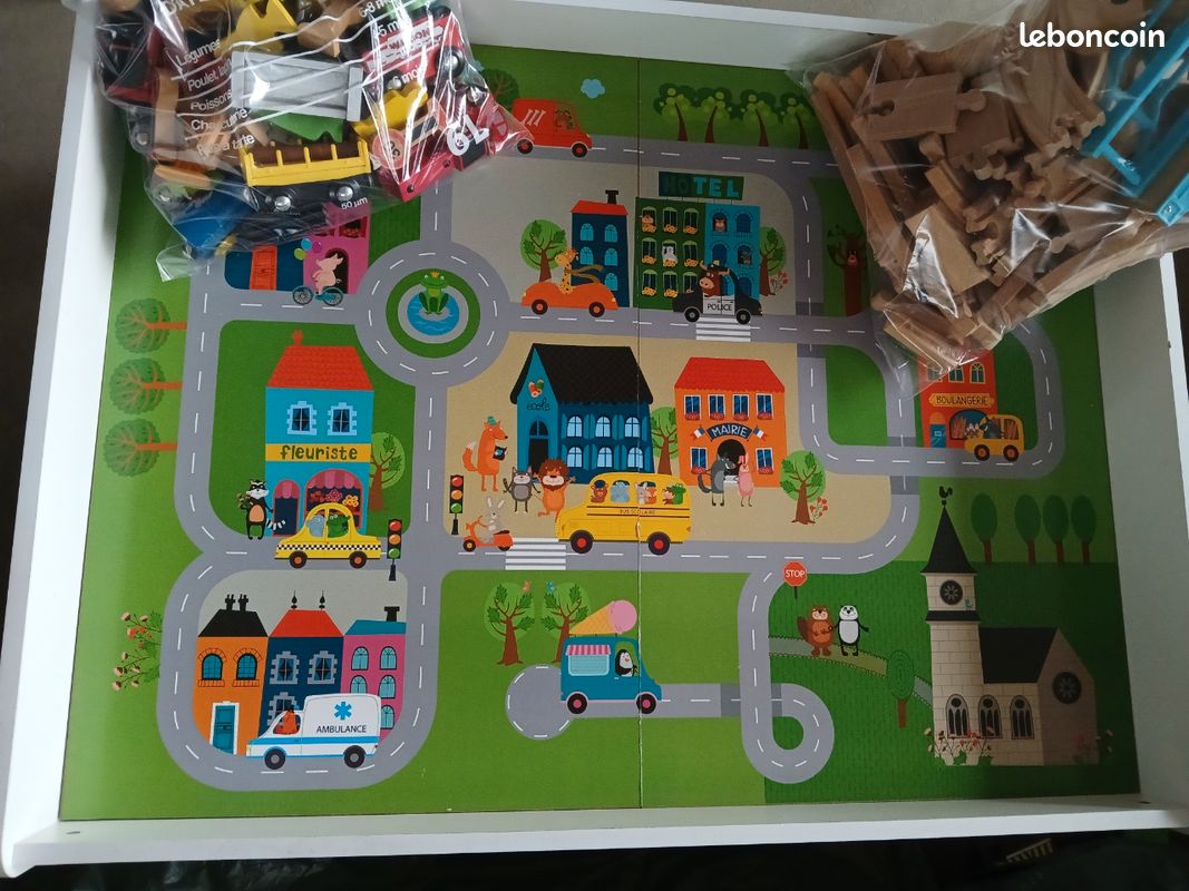 Vends train en bois avec table de jeu (image 2)