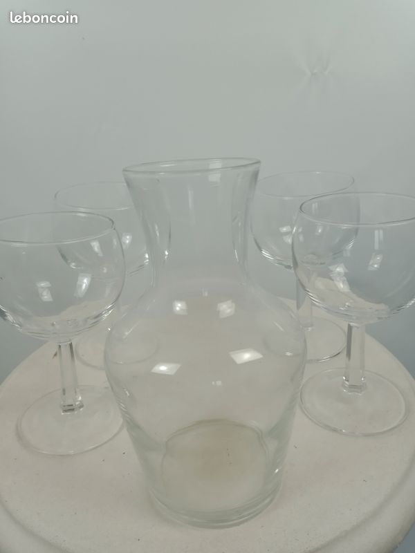 Lot 4 verre a vin et une carafe (image 7)
