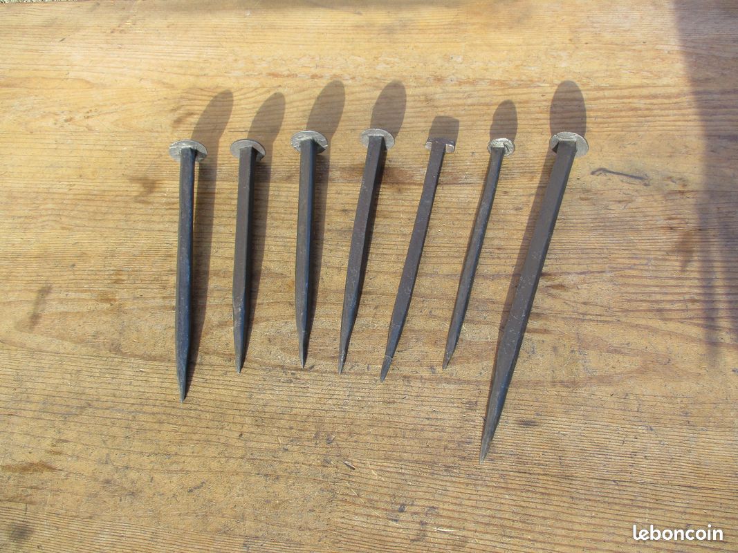 Lot de 7 anciens et énormes clous de charpente en fer forgé (image 2)
