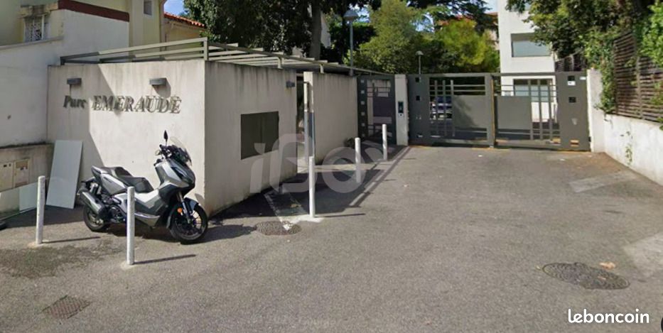 Garage/box Toulon · 119 €/mois