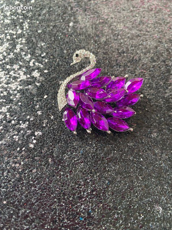 Magnifique broche En forme de signe Pierres violettes et zirconium (image 1)