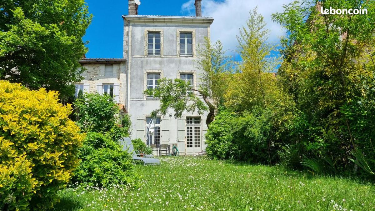 Maison 7 pièces 215 m² · à Nontron · 215 m² · 220 000 €