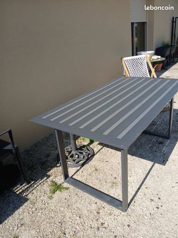 Table extérieur métal et 6 fauteuils monoblocs (image 1)