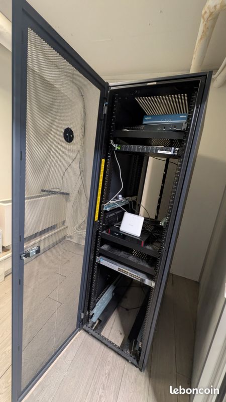 Baie Rack Baie / Rack serveur informatique - Excellent état - Accessoires ...