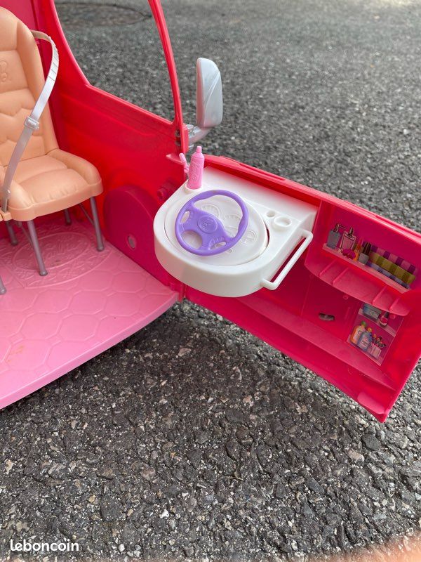 Camping-car Barbie avec piscine et petits accessoires (image 6)