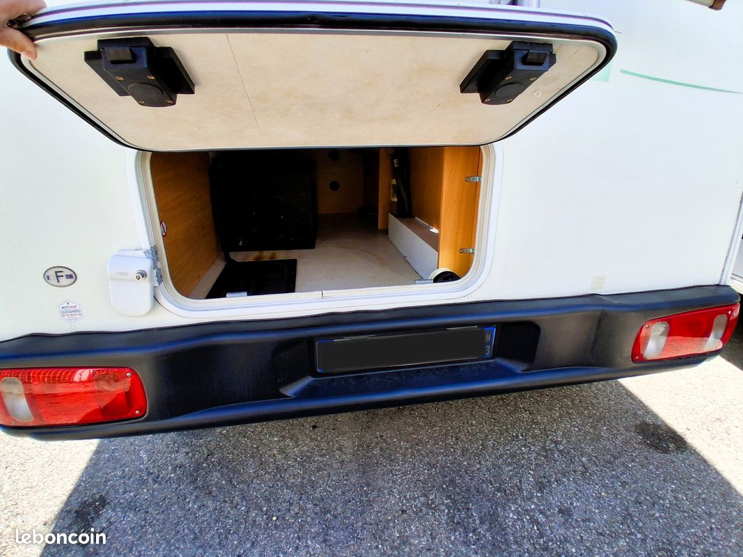Camping-car d'occasion chausson welcom 70 + 2004 + 2.8l hdi + 130 cv + compact 6,36 m + lit a la francaise + dinette transformable en lit 2 places + antenne satellite + porte velos (image 4)
