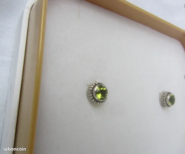 Boucles d'oreilles puces en argent et péridot (image 1)