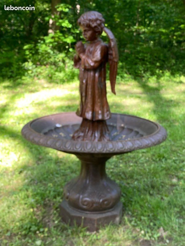 Tapisserie Murale Chalet Français - Fontaine Chérubin, Jardins, 60.5x38 Cm, État Neuf