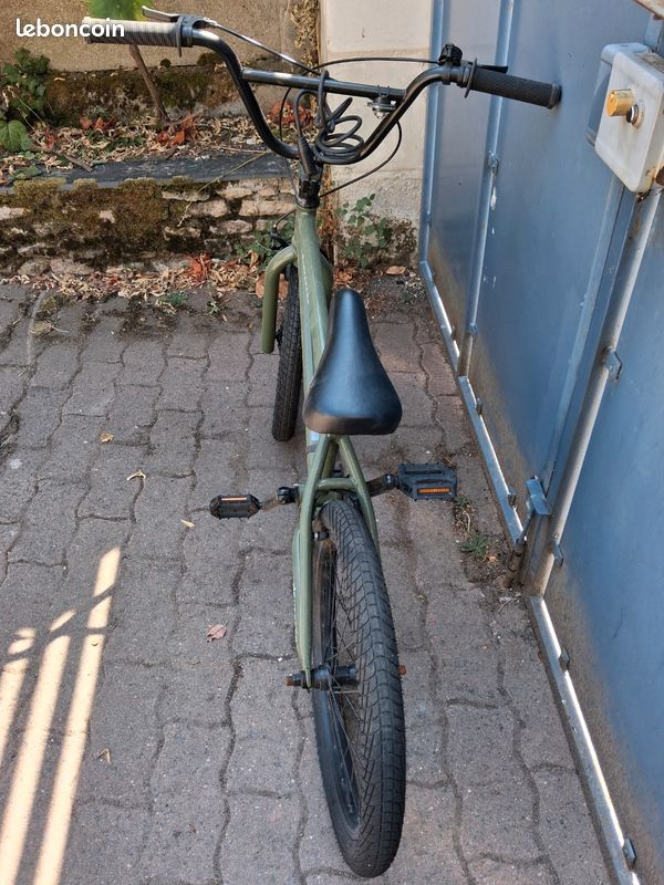 Vends bmx marque super star de décathlon servi peu de fois. Achetez 250 je le vends cent cinquante. À venir chercher (image 2)