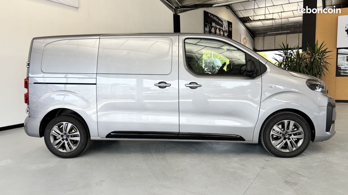 29 990 HT - CITROEN JUMPY M 2.2 180 cv bva PACK PREMIUM CONNECT + CONFORT GRIS ACIER neuf / tva recuperable (image 2)