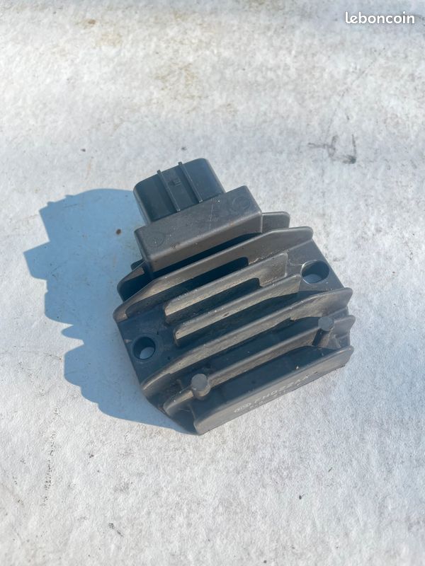 Régulateur de tension R1/MT09/MT10 (image 1)