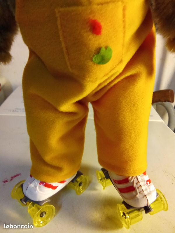 Vend Peluche ours Sammy Skates vintage - 1985 avec salopette jaune et patins à roulettes - Lecture de musique, état de fonctionnement H38 CM (image 4)