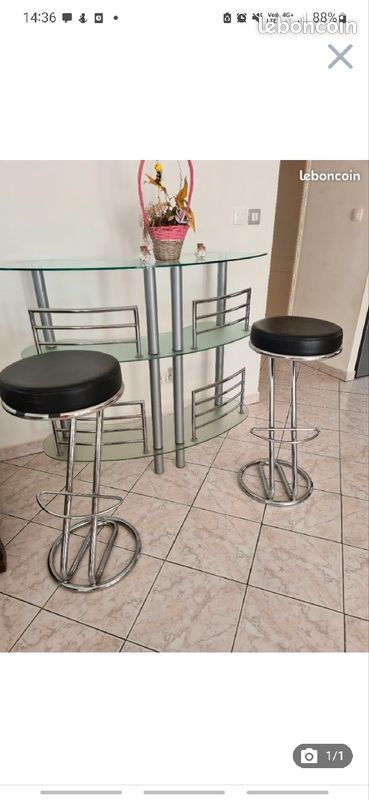 Bar avec tabourets (image 1)