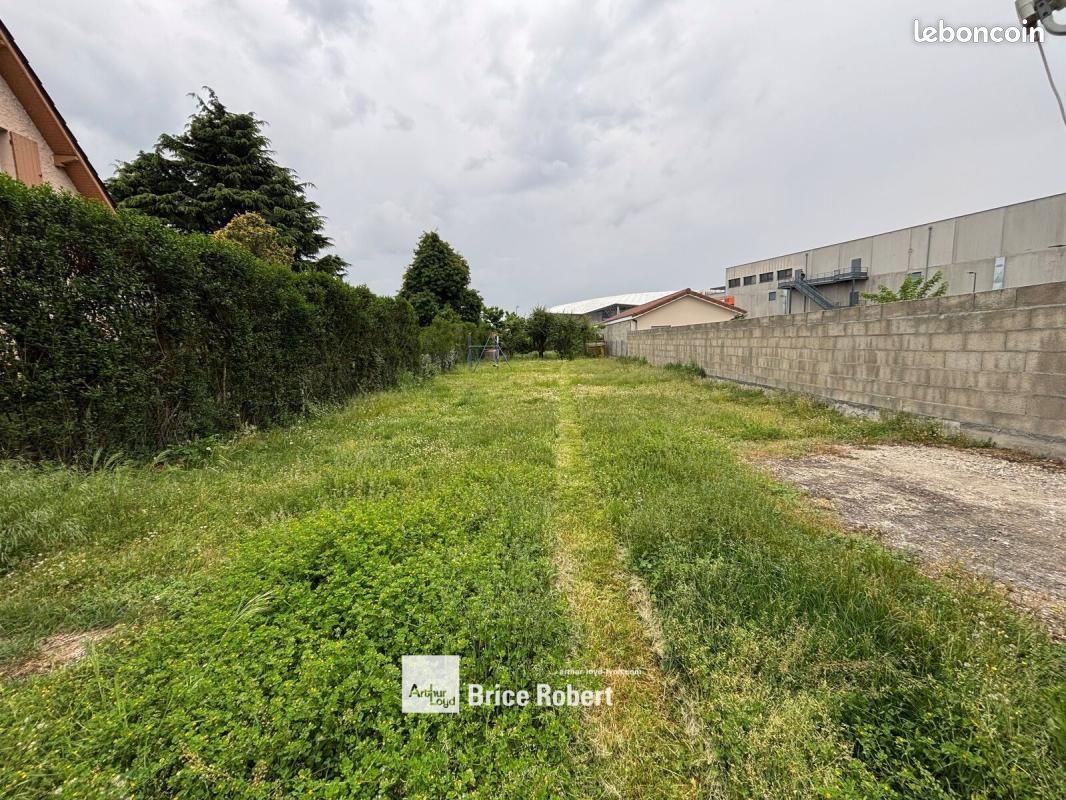 Terrain 1 246 m² Meyzieu · 390 001 €