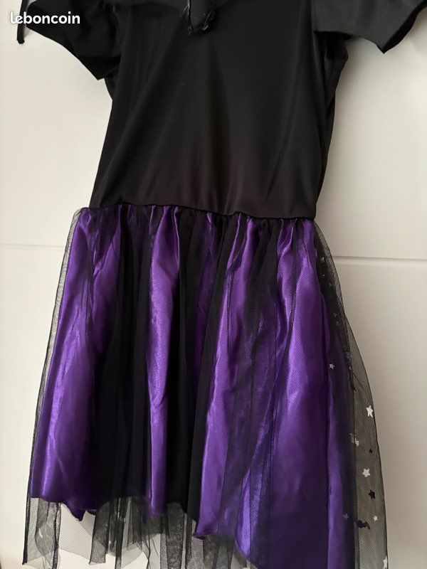 Jolie Petite Fille En Costume De Chauve-souris Lumineux D'halloween