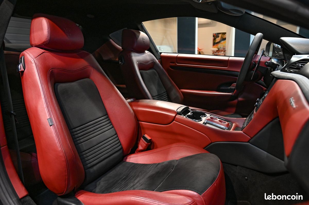 Maserati GranTurismo 4.7 V8 440ch MC-Shift F1 Phase 1 – Immat FR / Cuir Rouge / Alcantara Noir / Jantes Neptune 20’’ / Échappement Sport / Freins Brembo / Inserts Carbone / Navi (image 9)