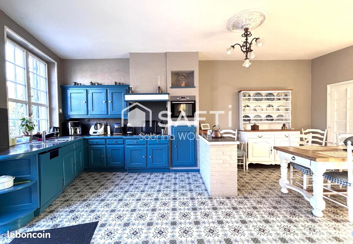Propriété 6 pièces 230 m² (image 1)
