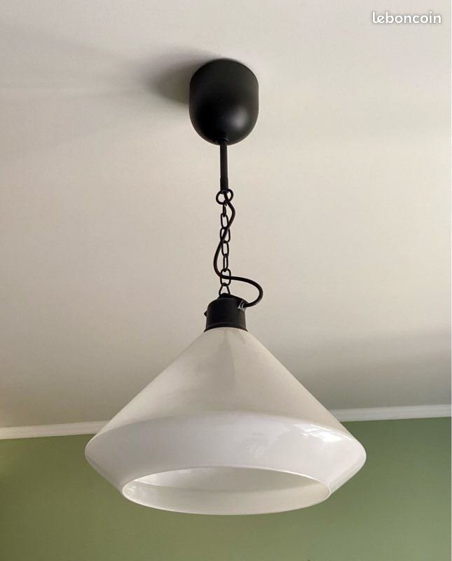 Suspension luminaire vintage / style scandinave en verre blanc et métal noir (image 1)