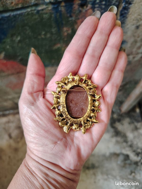 Broche Style Camée Fleur Rose Sur Fond écru - Résine Et Alliage, Neuve Sans Emballage