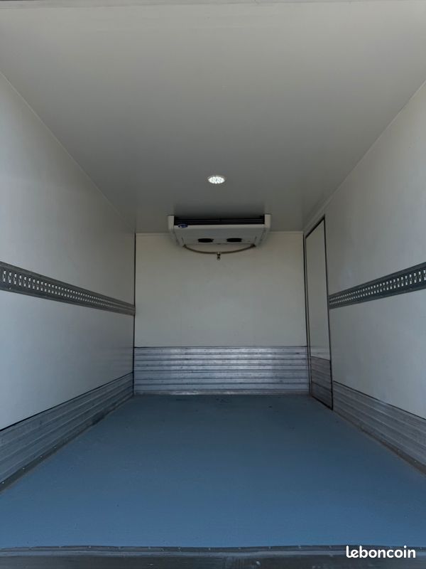 Iveco 35C14 caisse frigorifique porte latérale largeur 2.05m (image 4)