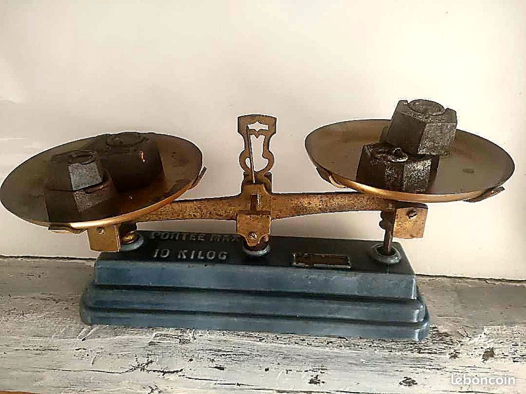 : "Balance ancienne Roberval 10 Kilog + 4 poids fonte - plateaux cuivre (image 1)