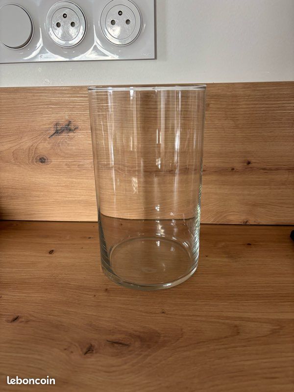 Vase cylindrique transparent en verre (image 1)