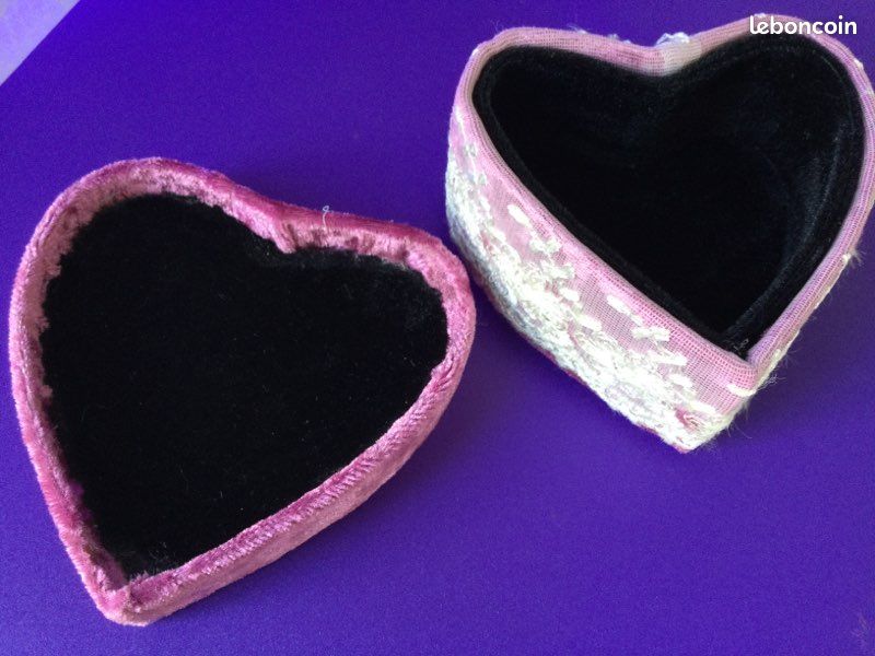 À vendre très jolie boîte à bijoux en velours violet et dentelle (image 2)