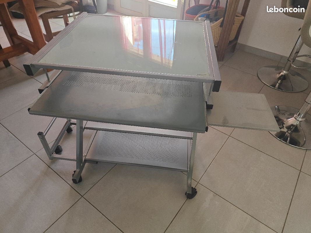 Bureau métallique sur roulettes (image 1)
