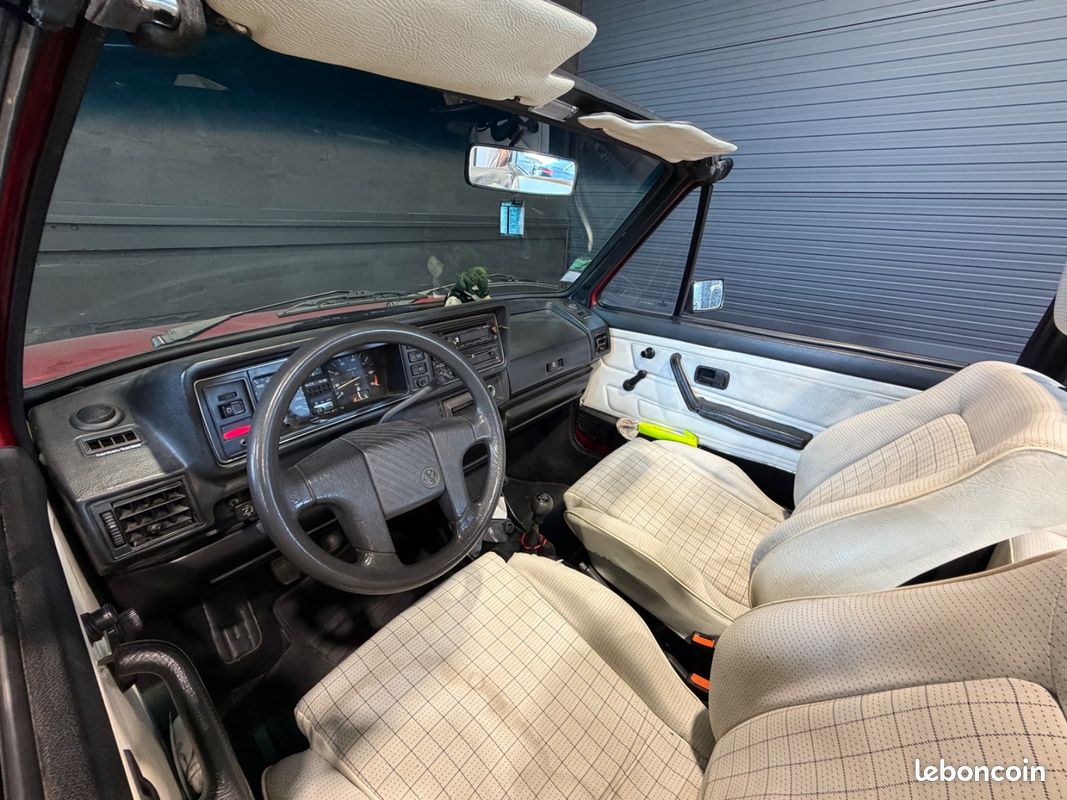VOLKSWAGEN GOLF CABRIOLET 1.8 90ch - MOTEUR REFAIT 5000KMS - CAPOTE NEUVE - PEINTURE NEUVE - DOSSIER PHOTO RESTAURATION... (image 21)
