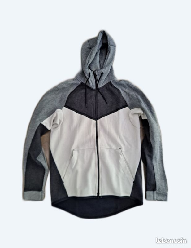 Veste Nike tech fleece taille S en très bon état Vêtements