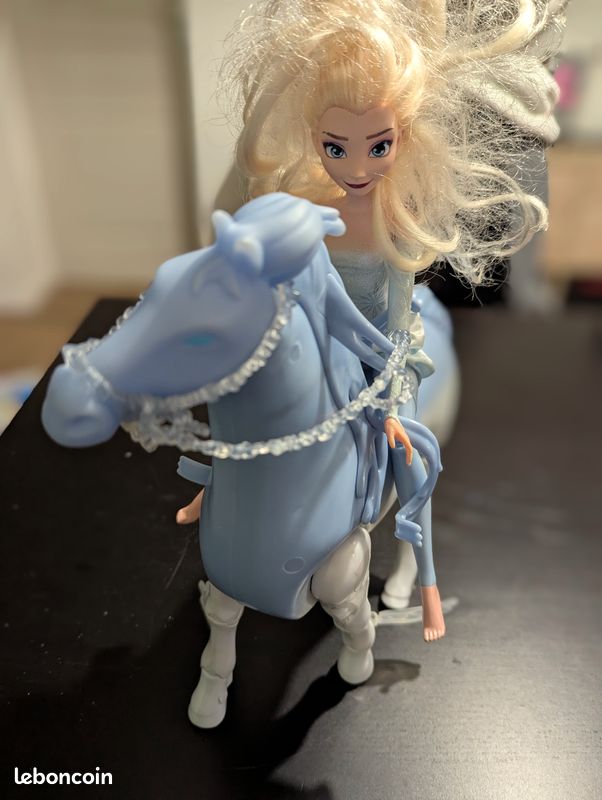 Reine des neiges Elsa et son cheval d'eau interactif (image 1)