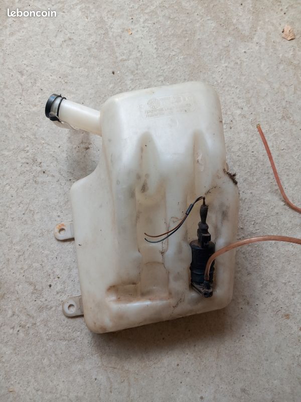 Bocal et pompe lave glace (image 1)
