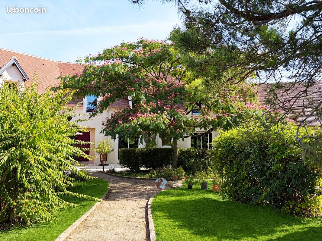Maison 9 pièces 283 m² · à Champlay · 283 m² · 690 000 €