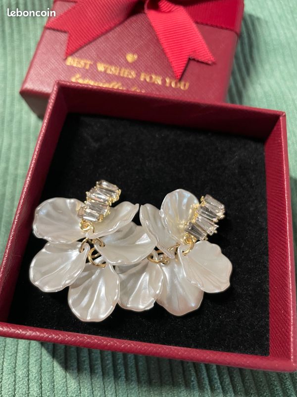 Boucles d'oreilles clous en alliage de zinc avec un design floral,un style mignon et tendance, un cadeau à la mode pour les femmes (image 1)