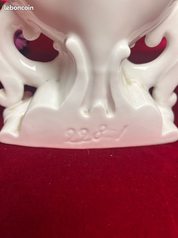 👼 Grand vase de mariée ancien ajouré – Porcelaine blanche, angelots & médaillon bleu (image 4)