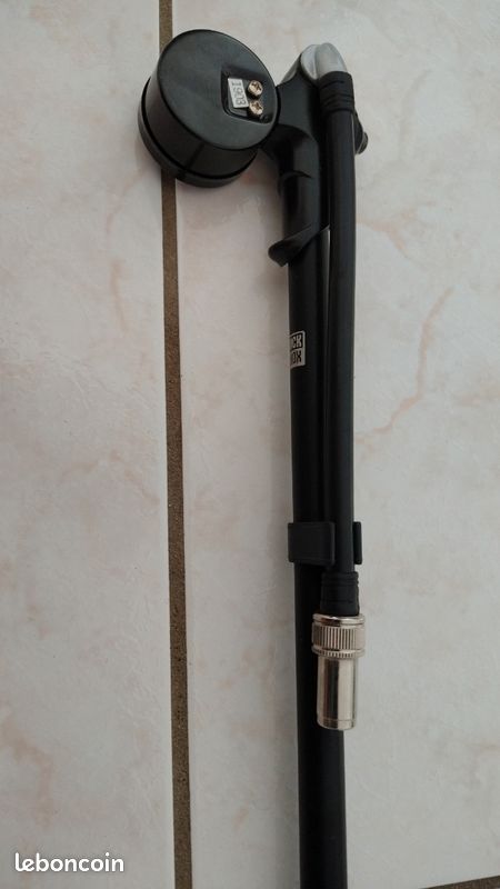 Pompe Rockshox 600 PSI - Pour Suspensions VTT - Valve Schrader - Compacte 15cm - Noire