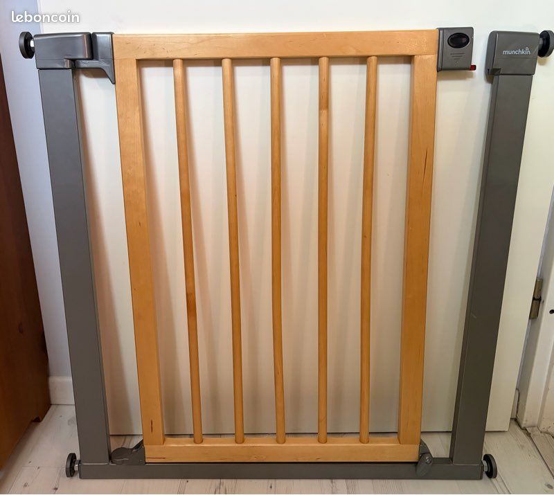 Barrière de sécurité Munchkin Designer. Installation par pression, sans vis (image 1)