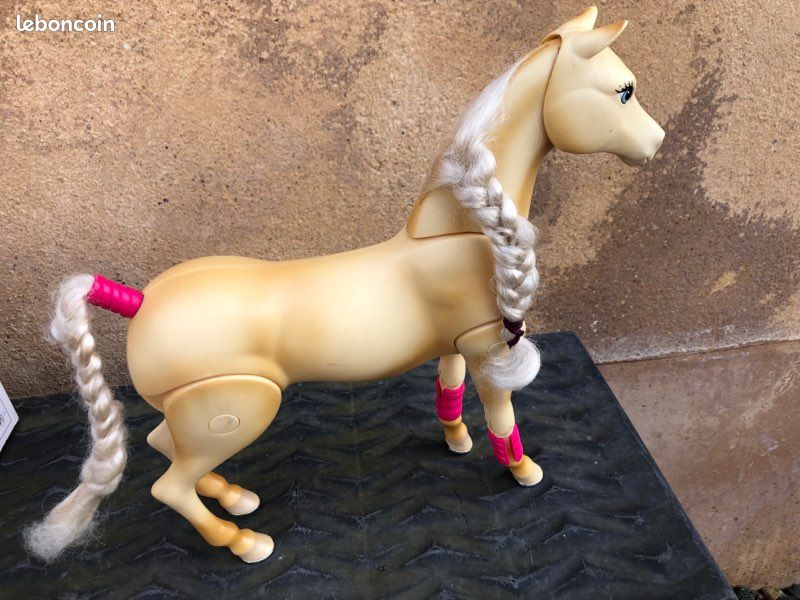 Cheval en plastique (image 2)