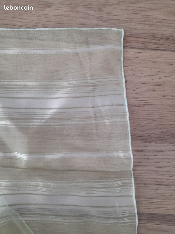 Foulard léger vert d'eau en soie et viscose - Fabriqué en France (image 4)