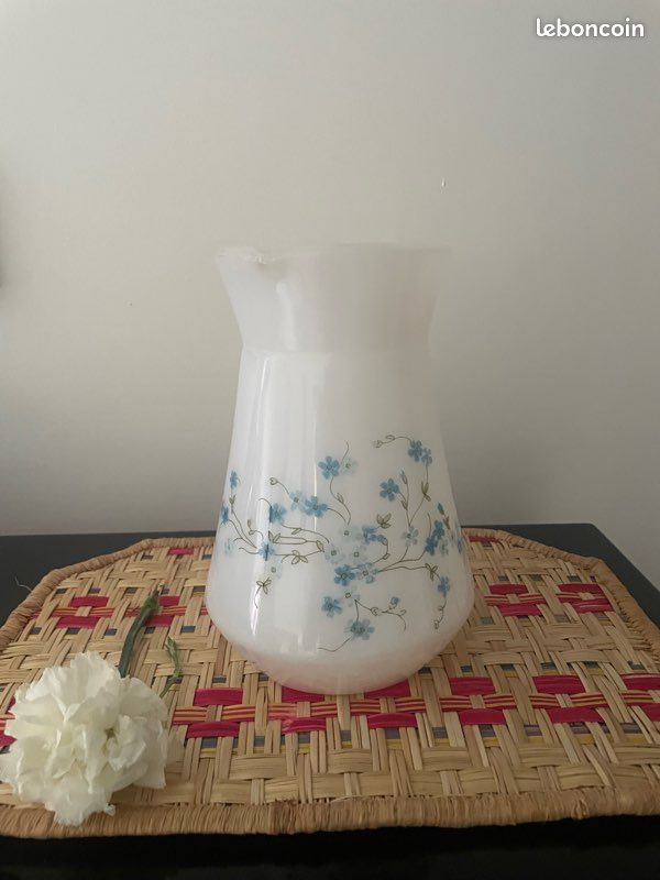 Carafe opaline vintage à fleurs bleues (image 2)
