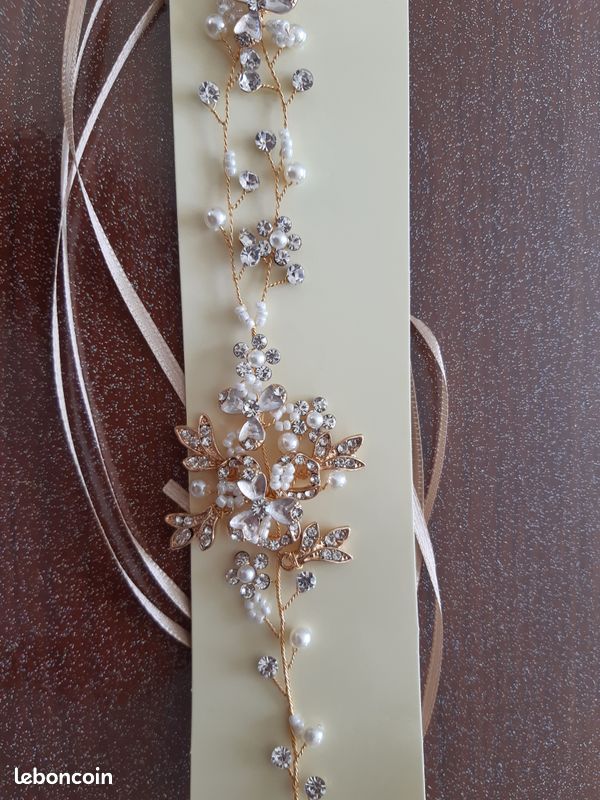 Suspension chignon en strass argenté et perles blanches fil doré (image 5)