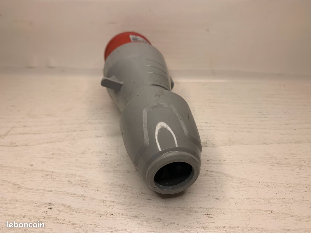Fiche LEGRAND 3+1 380 V 16A IP44 neuf (image 5)