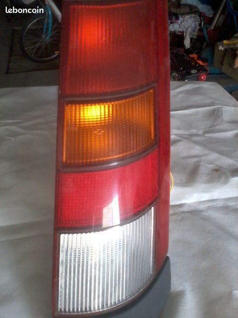 Feux Arrières droits Renault super 5 (image 2)