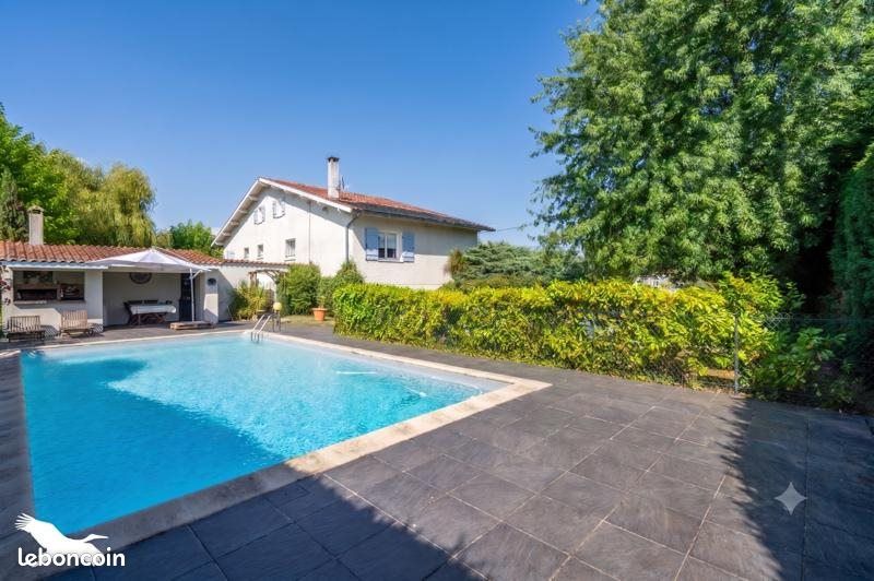 Maison 8 pièces 172 m² · à Lamarque · 172 m² · 395 000 €