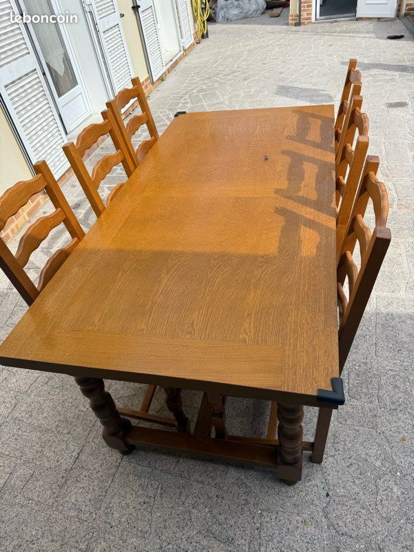 Table à manger en bois massif + 6 chaises paillées – très bon éta (image 1)